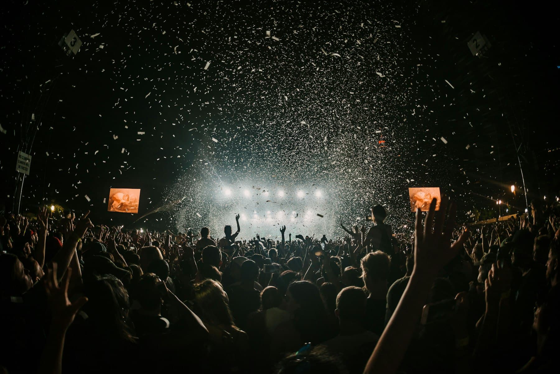 Návštěvníci festivalu v areálu